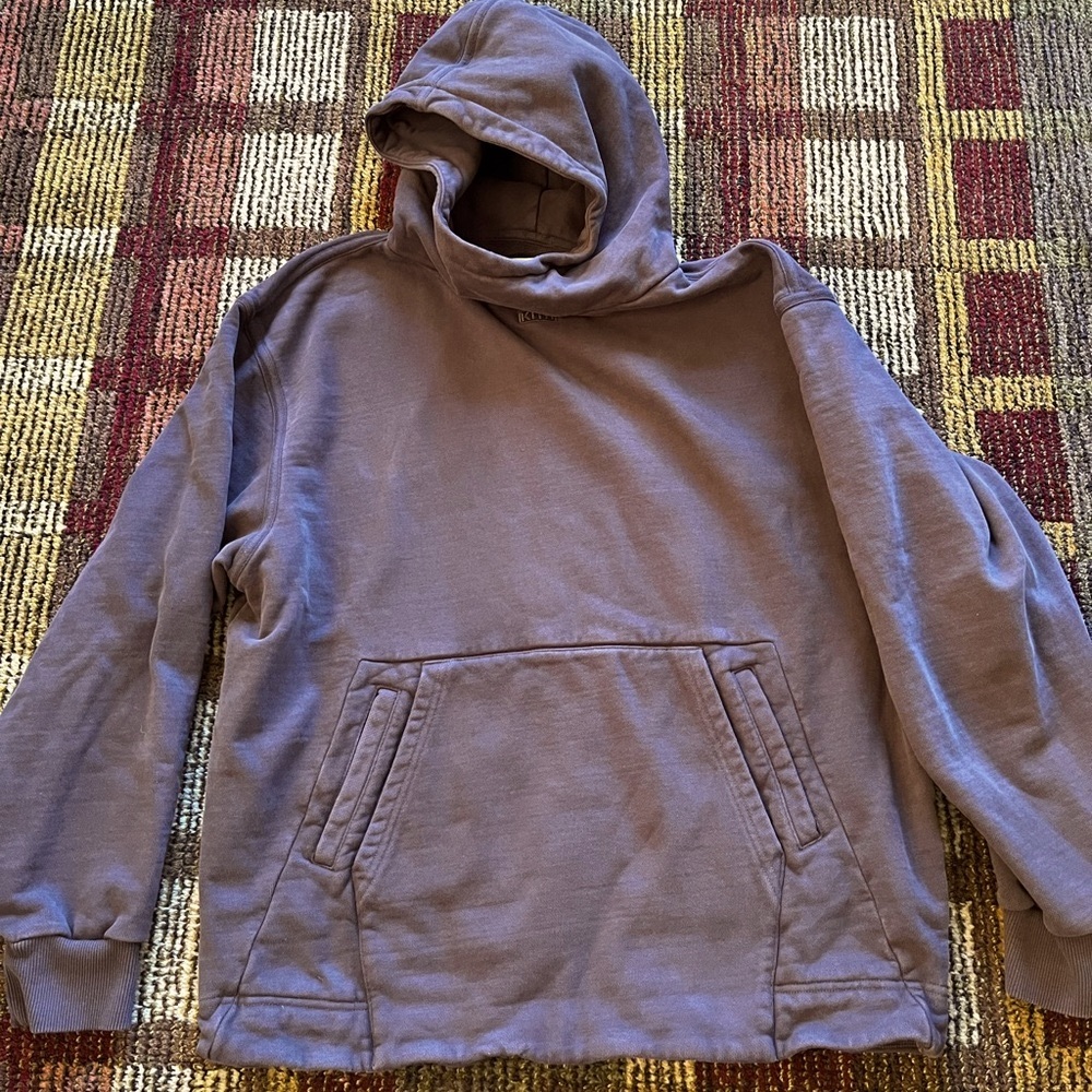 KITH Men’s 100% cotton, double pocket hoodie. Small pre-owned. Great condition.
